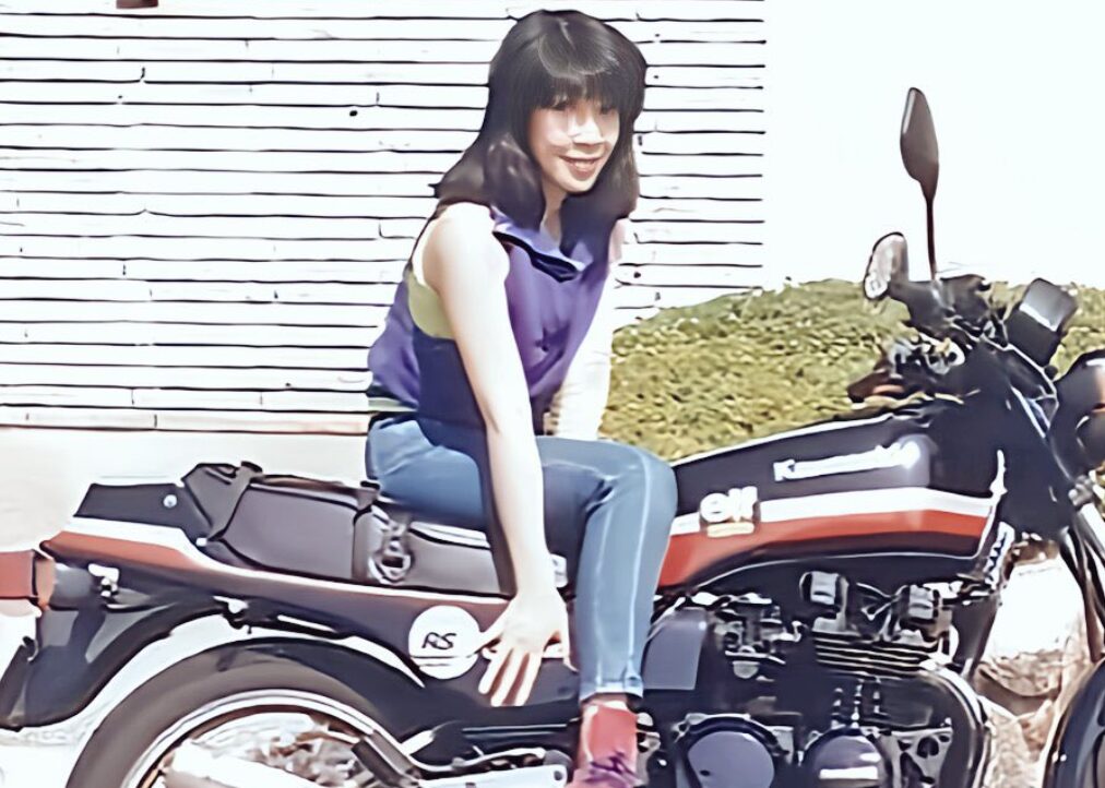 【画像】高市早苗の若い頃がカッコイイ！ヘビメタ好きのバイク少女だった！